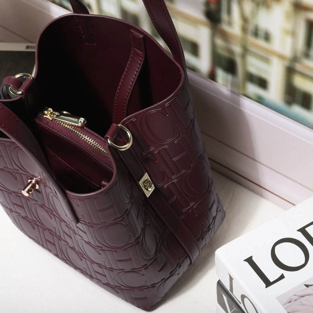 CH Large Capacity Handbag Luxury Brand Temperament Letter Print with Lock Design 2025 Trendy Women's Crossbody Bag