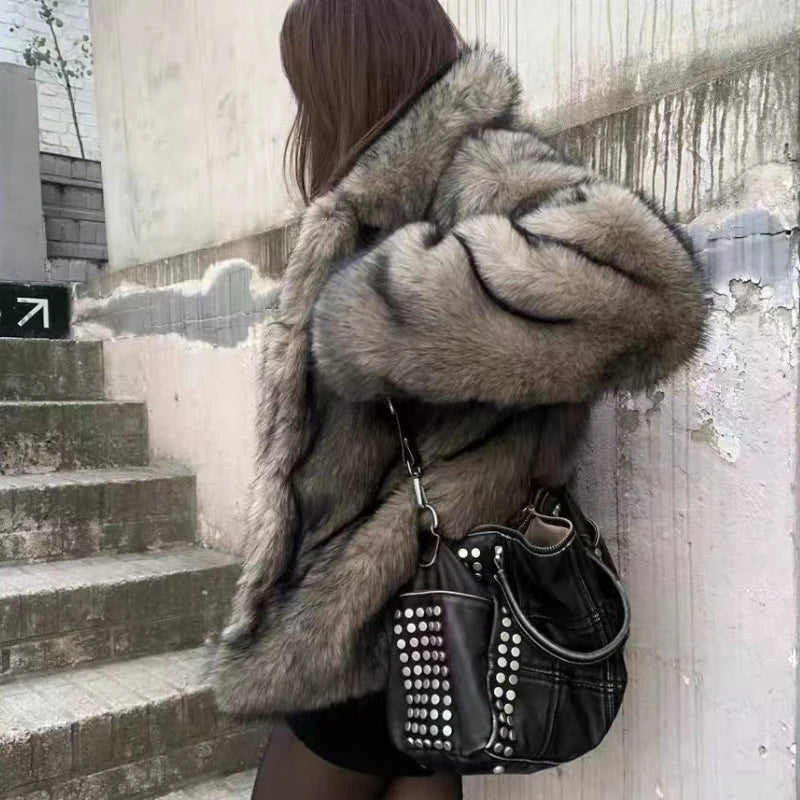 2026 New Fashion Retro Style Metal Rivet Tote Bag Women's Handbag Large Capacity Motorcycle Bag Detachable Shoulder Strap